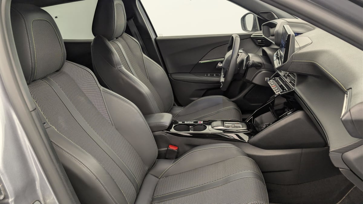PEUGEOT 2008 PURETECH 130 EAT8 GT