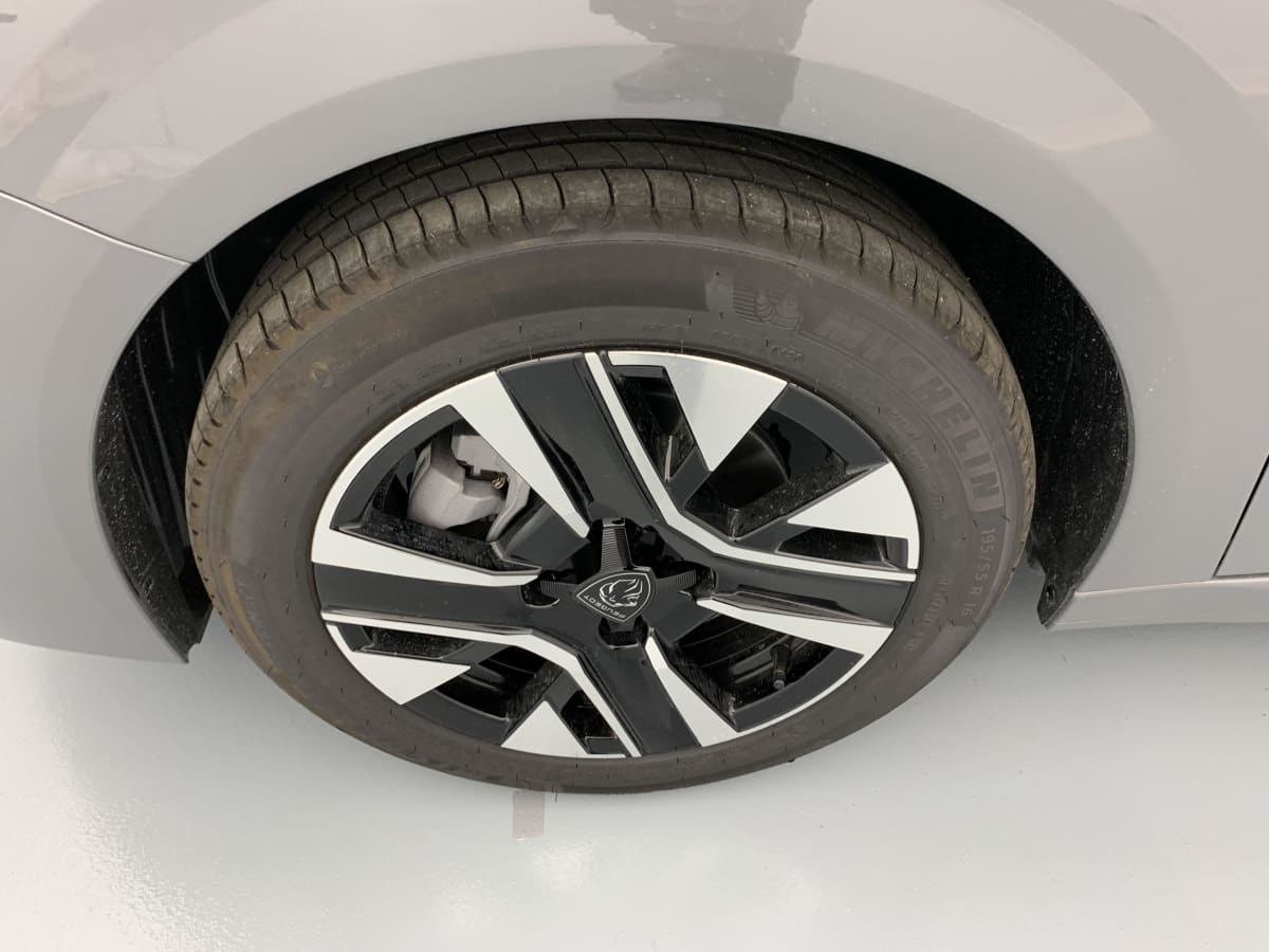 Peugeot 208 - Image 22
