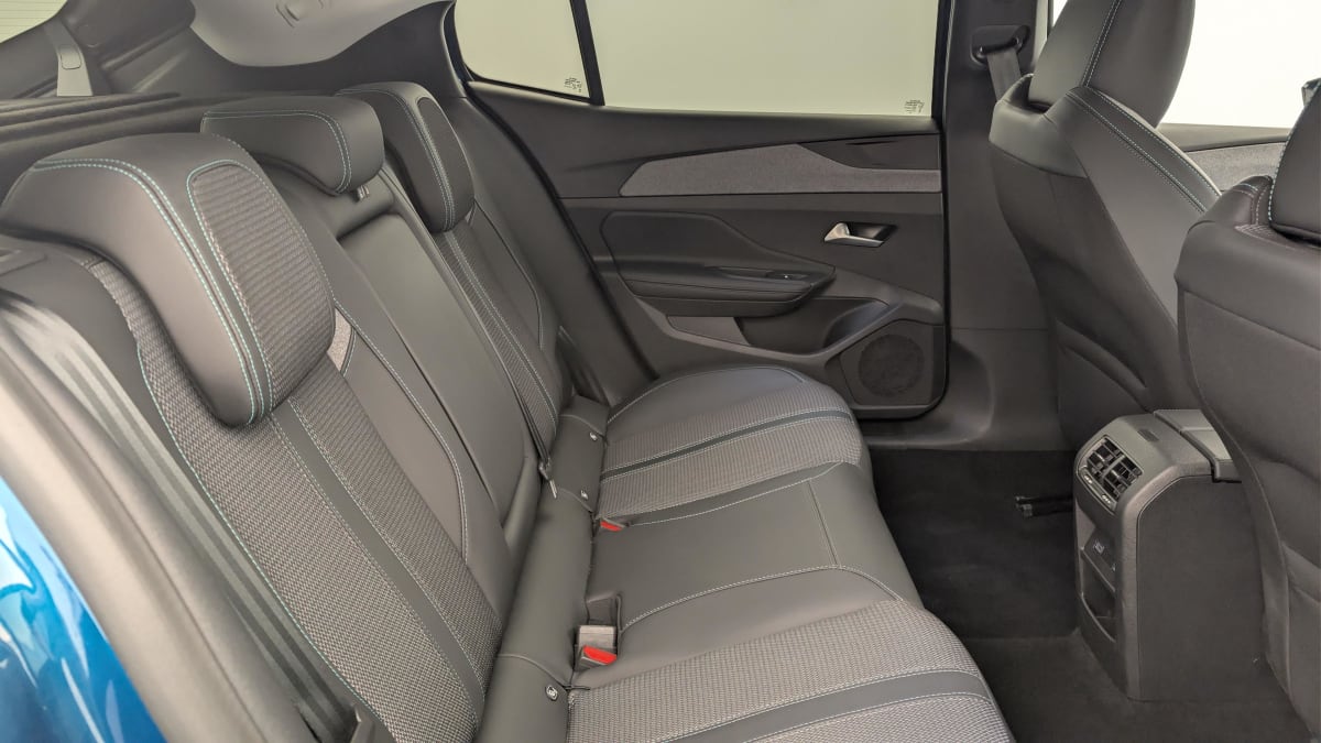 PEUGEOT 408 HYBRID 136 E-DCS6 ALLURE