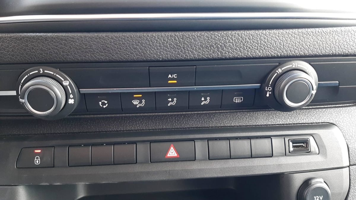 Peugeot E-EXPERT COMBI - Image 17