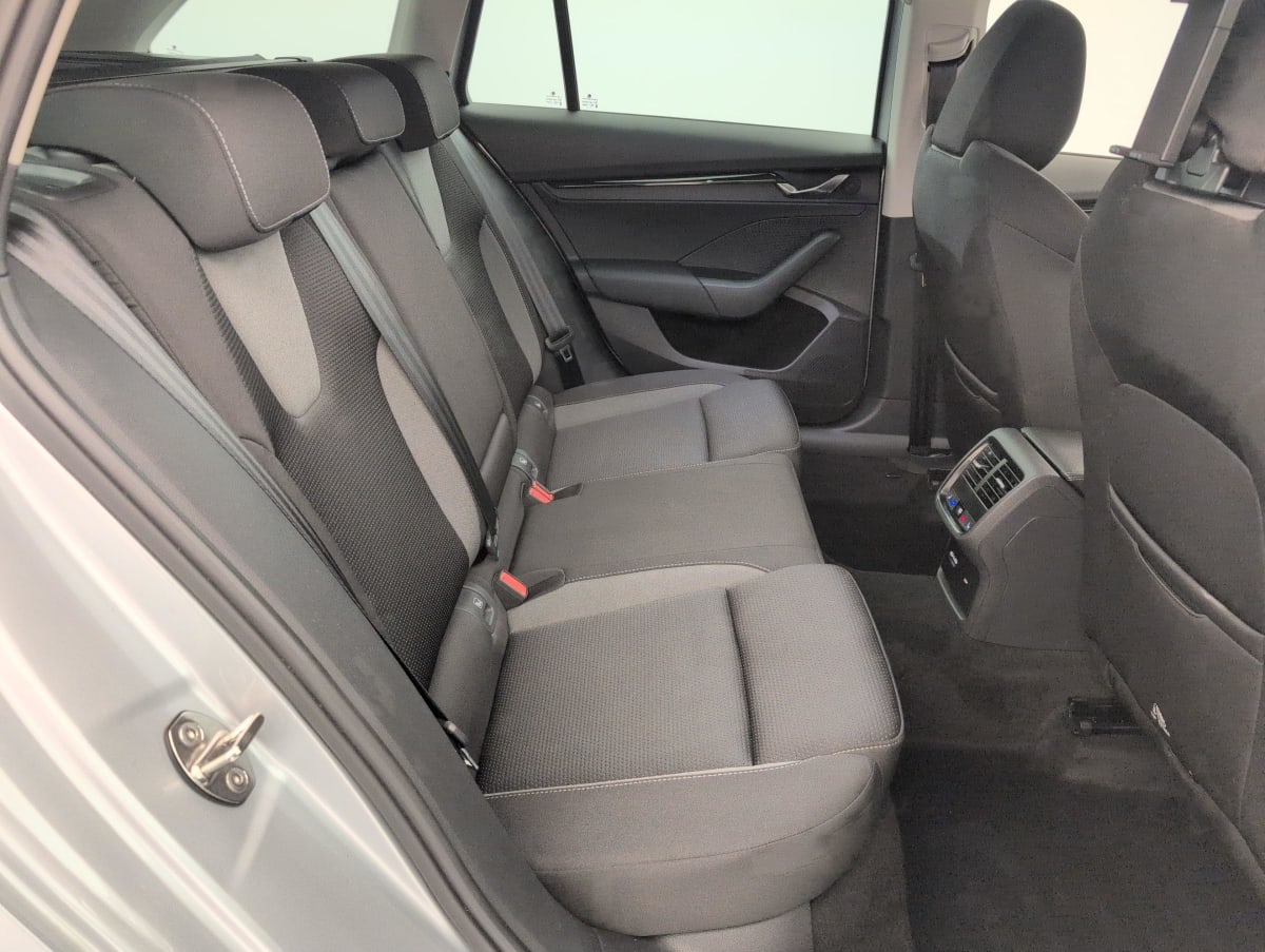 Skoda Octavia Combi - Image 10