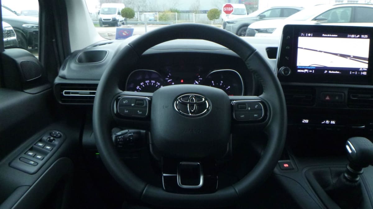 TOYOTA PROACE CITY VERSO RC23 PROACE CITY VERSO LONG 1.2L 110 VVT-I EXECUTIVE