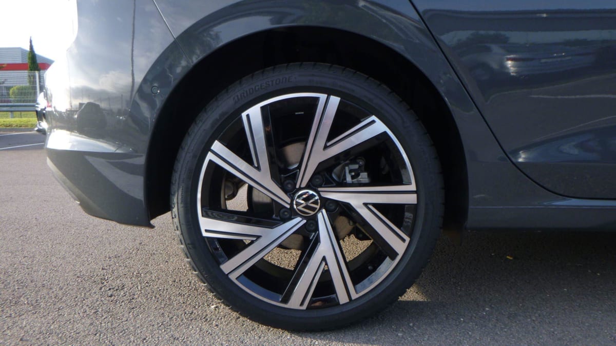 Volkswagen GOLF - Image 9