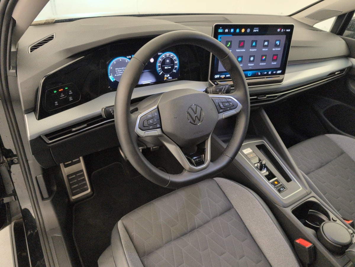 Volkswagen GOLF 8 - Image 16