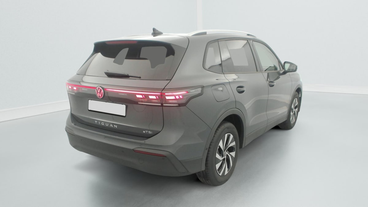 Volkswagen Tiguan - Image 32