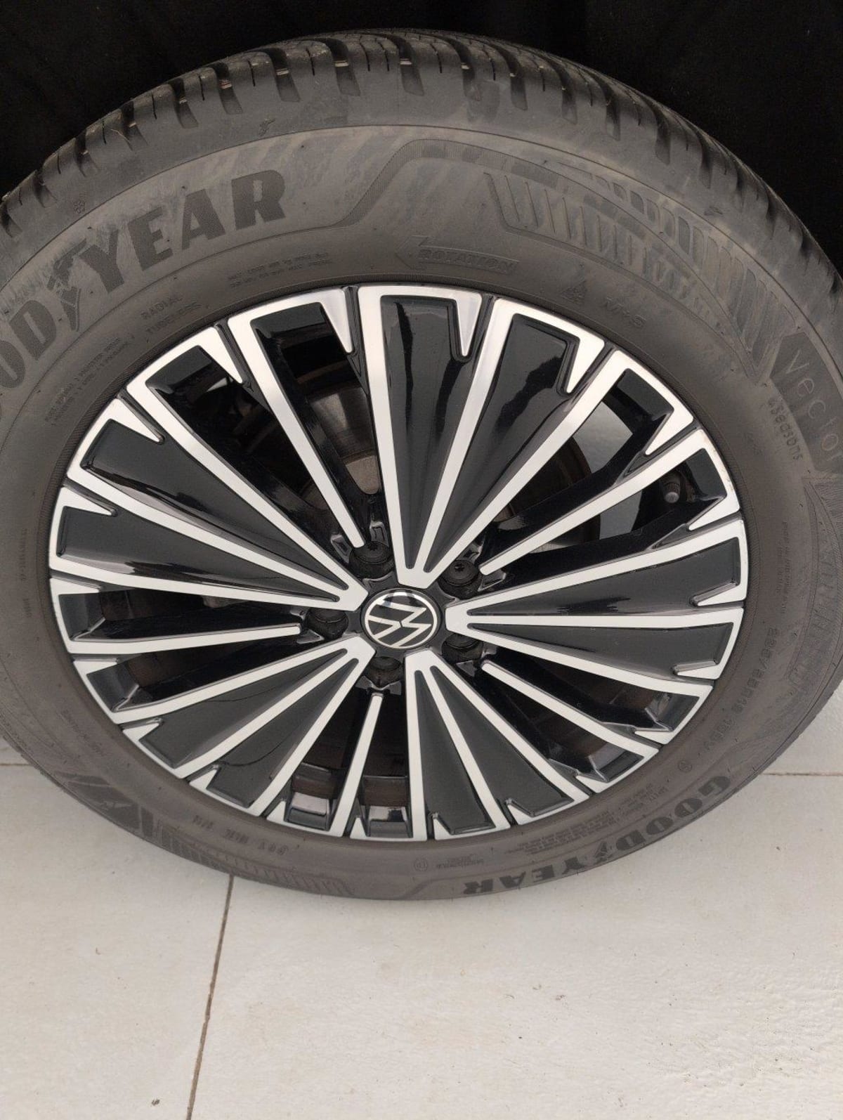 Volkswagen Tiguan - Image 12