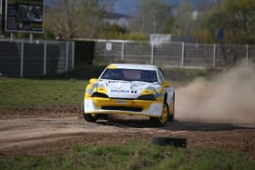 voiture rallye en action 1/4