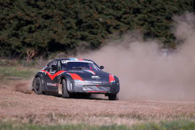 voiture rallye en action 3/4