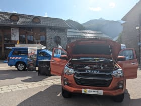 pick-up Isuzu D-Max capot ouvert et préparation Enedis