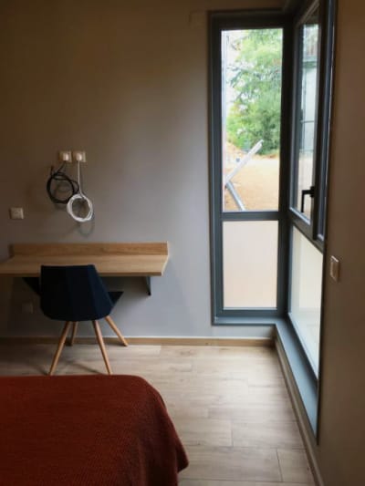 La partie bureau d'une chambre de La Maison du Petit Monde en Beaujolais