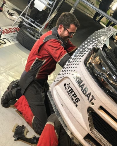 Ludovic travaille sur une voiture du team Sébastien Loeb Racing