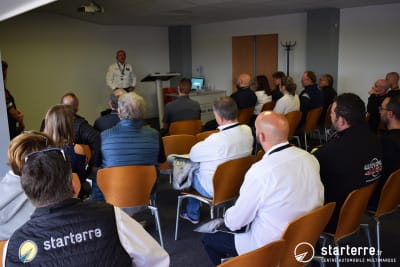 Briefing des marchands Starterre par de Directeur sportif de SRO