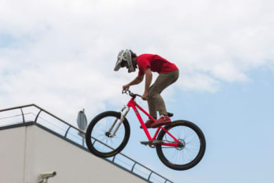 Les freestyleurs en démonstration chez Starterre Lyon lors de l'événement Tous à Vélo