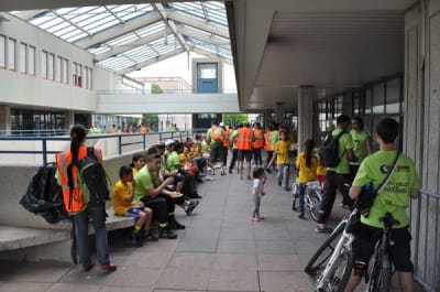 Les cyclistes en pause pendant la balade Tous à vélo à Saint-Fons 