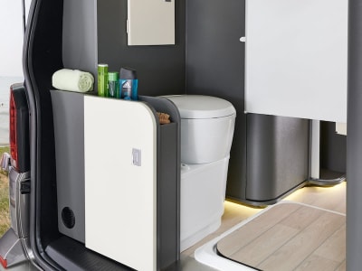 Le WC et le bac de douche du van Westfalia Kepler One