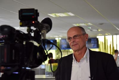 Mr Brissaud interviewé par des journalistes à l'occasion des 25 ans de Starterre