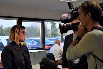 Journalistes filment une employée après le versement de la prime de 1,6 millions