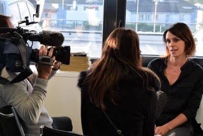 Collaboratrice Starterre interviewée par des journalistes à l'occasion des 25 ans