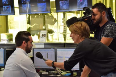 Employé Starterre au micro de journalistes