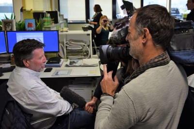 Collaborateur Starterre interviewé par des journalistes à l'occasion du versement de la prime