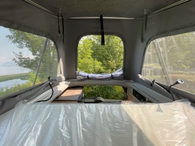 Couchage sous le toit relevable dans le van aménagé Stylevan Belize 2025 