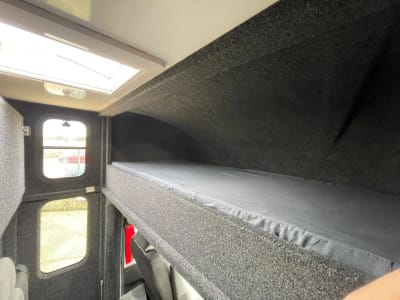 nouvelle capucine avec couchette dans le home car du camion