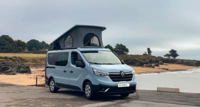 van aménagé sur un parking