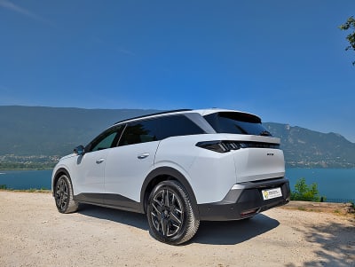 SUV Peugeot 5008 vue de derrière