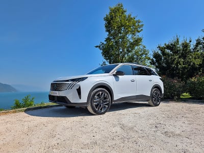 SUV Peugeot 5008 de face