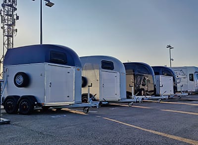 vans à chevaux devant Starterre Lyon