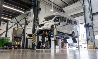 camping-car sur pont élévateur