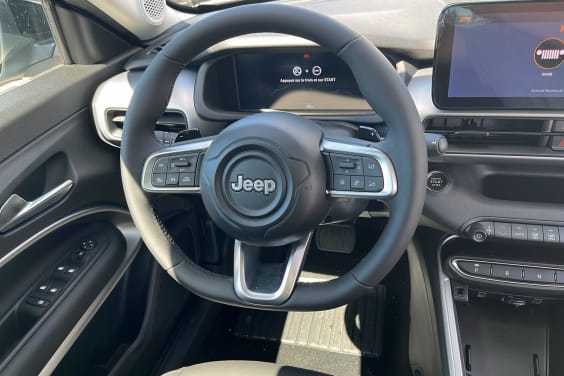 Jeep Avenger 1.2 Turbo T3 110 ch e-Hybrid BVR6 Summit Storm / Toit Volcano