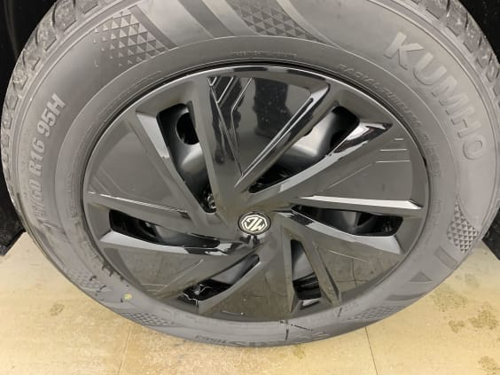 MG ZS 1.5 L Hybrid+ 197 ch Standard Cosmic Silver 