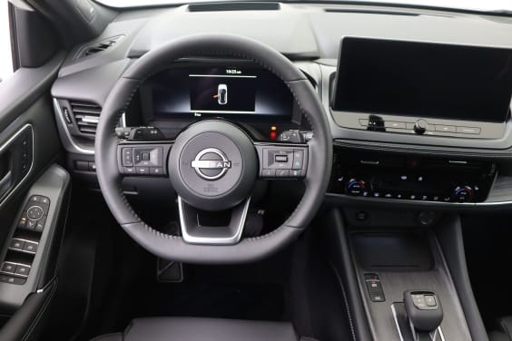 Nissan QASHQAI Tekna 1.3 158 hp CVT 2WD White