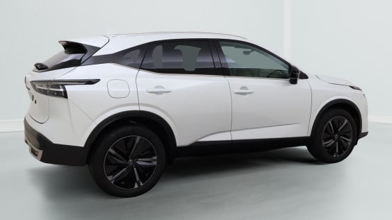 Nissan QASHQAI Tekna 1.3 158 hp CVT 2WD White