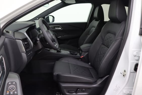 Nissan QASHQAI Tekna 1.3 158 hp CVT 2WD White