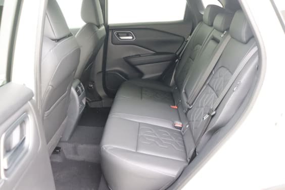 Nissan QASHQAI Tekna 1.3 158 hp CVT 2WD White