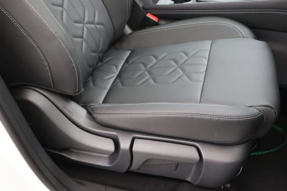 Nissan QASHQAI Tekna 1.3 158 hp CVT 2WD White