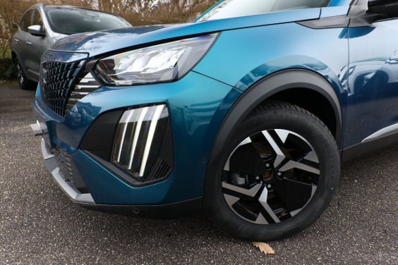 Peugeot 2008 HYBRID 145 ALLURE Bleu