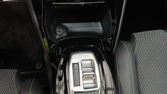 Peugeot 2008 Hybrid 145 e-DCS6 GT gris artense