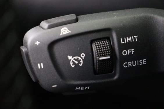 Peugeot 2008 Allure Hybrid 145 hp e-DSC6 Black
