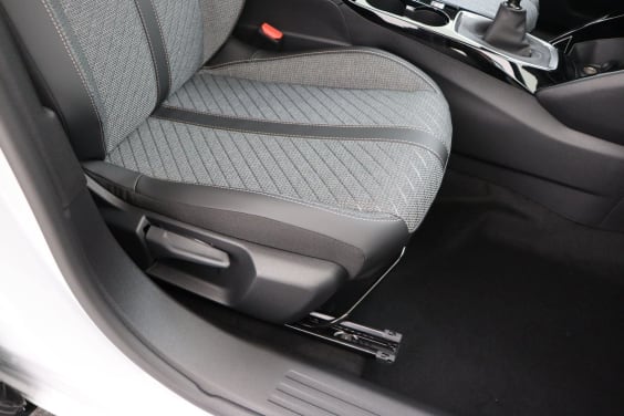 Peugeot 2008 Turbo 100 ch BVM6 Allure White