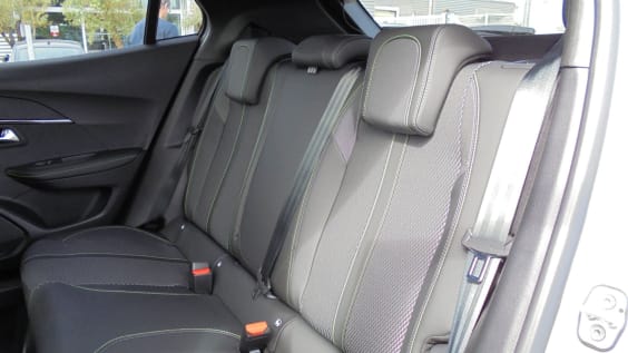 Peugeot 2008 Hybrid 145 e-DCS6 GT Blanc Okénite