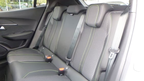 Peugeot 2008 Hybrid 145 e-DCS6 GT Blanc Okénite