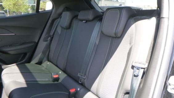 Peugeot 2008 Hybrid 145 e-DCS6 GT Noir Perla Nera