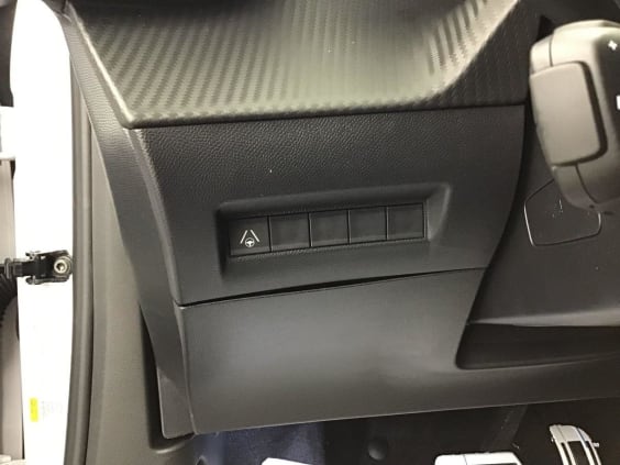 Peugeot 2008 GT Hybrid 145 hp e-DSC6 Blanc Okenite