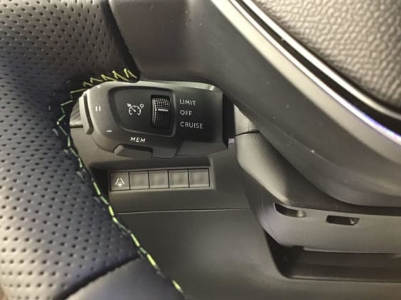 Peugeot 2008 HYBRID 145 Gt  1.2 HYBRID 136 gris artense