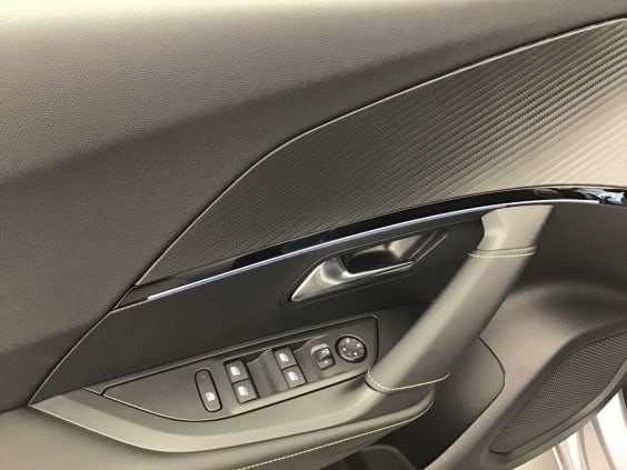 Peugeot 2008 HYBRID 145 Gt  1.2 HYBRID 136 gris artense