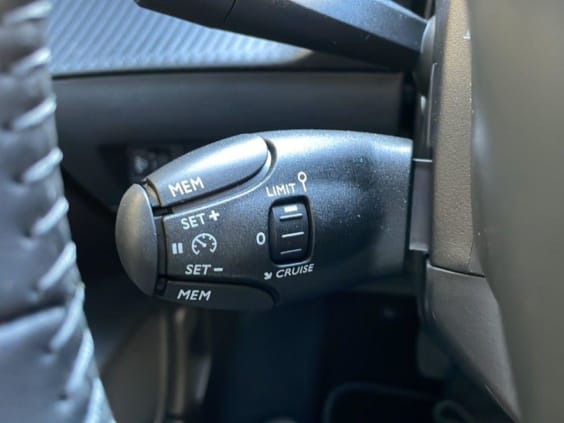 Peugeot 208 Hybrid 110 ch e-DCS6 Allure Noir Perla Metal