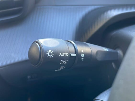 Peugeot 208 Hybrid 110 ch e-DCS6 Allure Noir Perla Metal